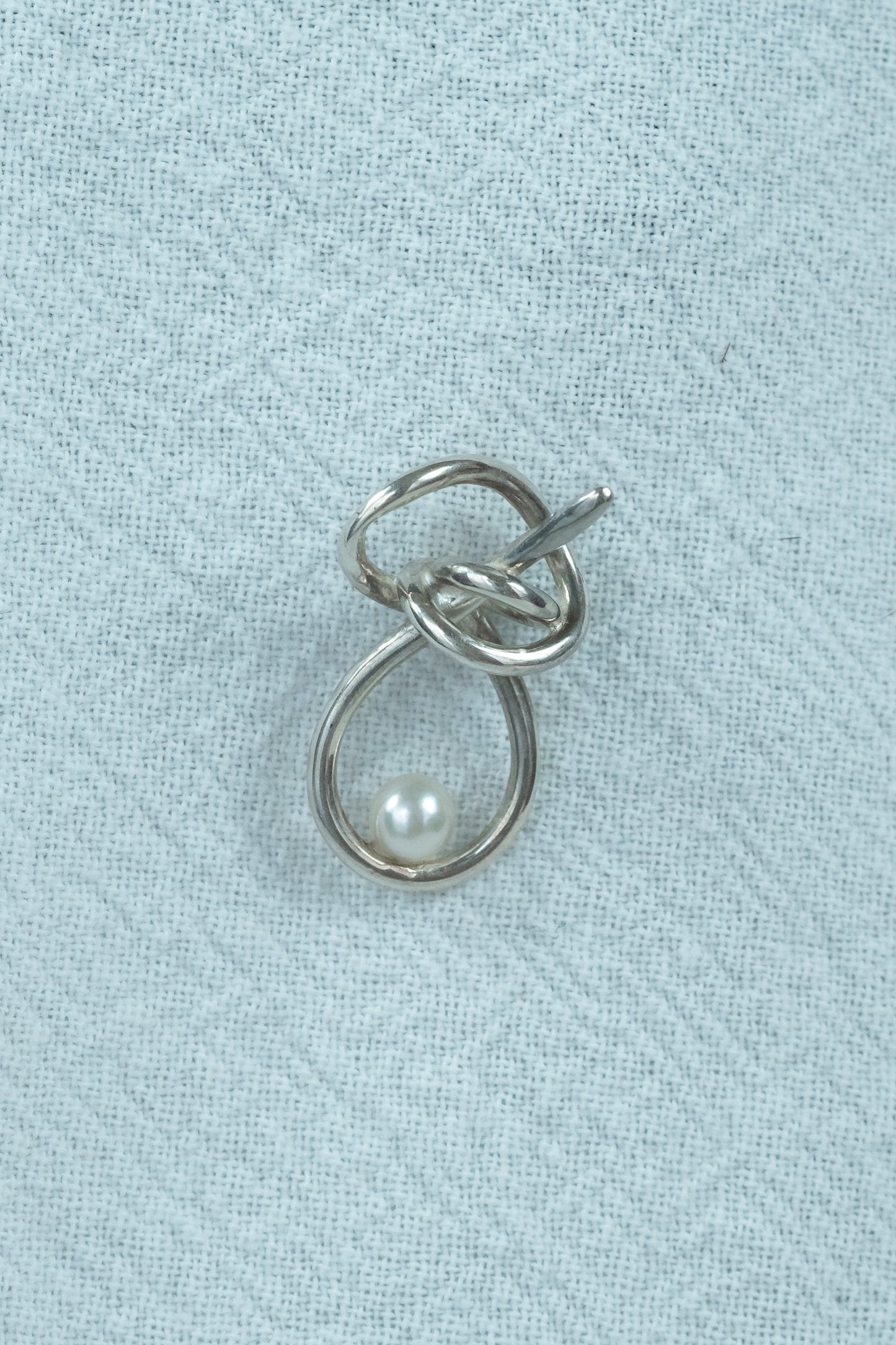 Knot Round Pearl Stud