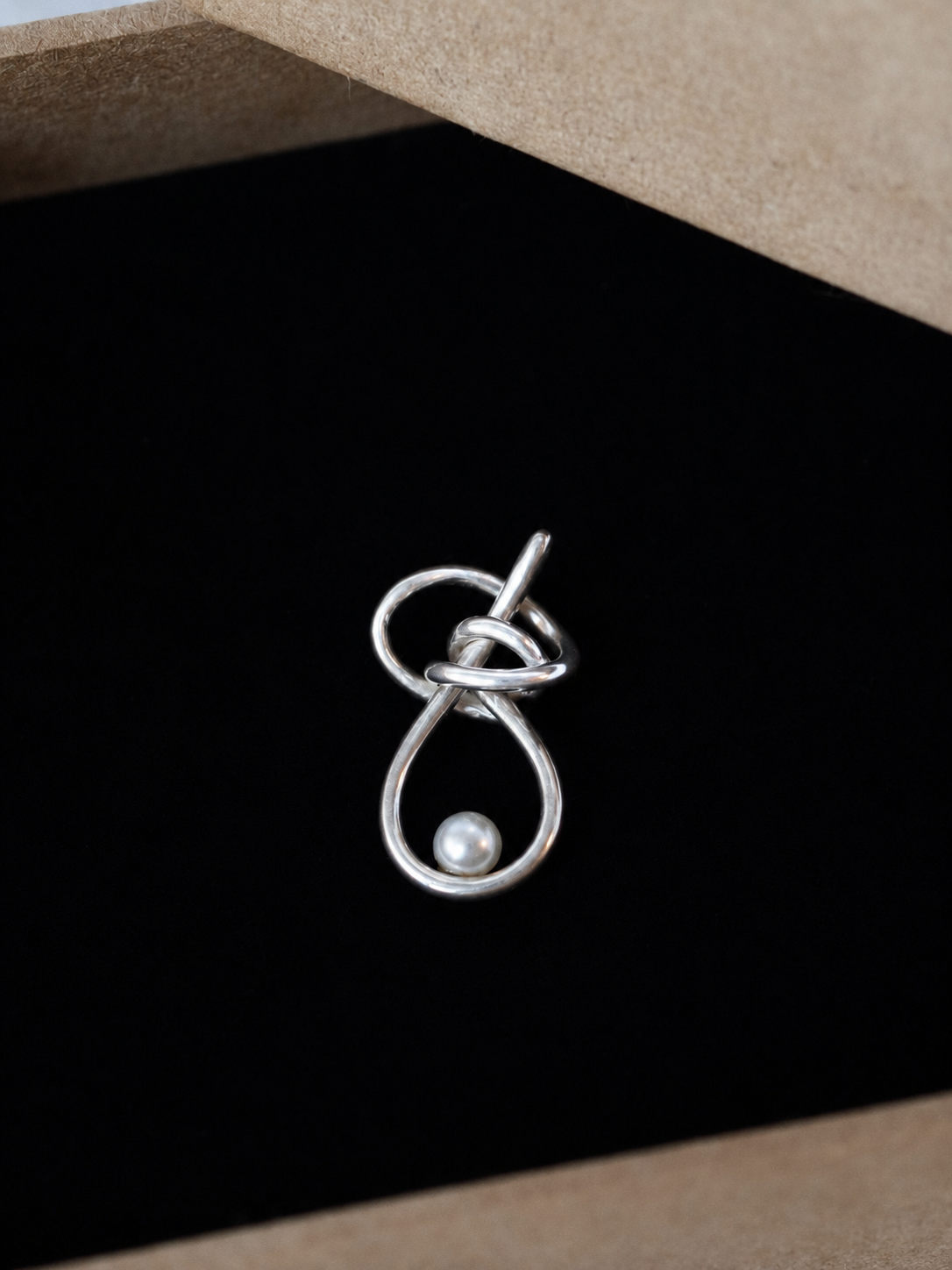 Knot Round Pearl Stud