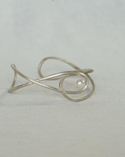 Converge Pearl Bangle#010